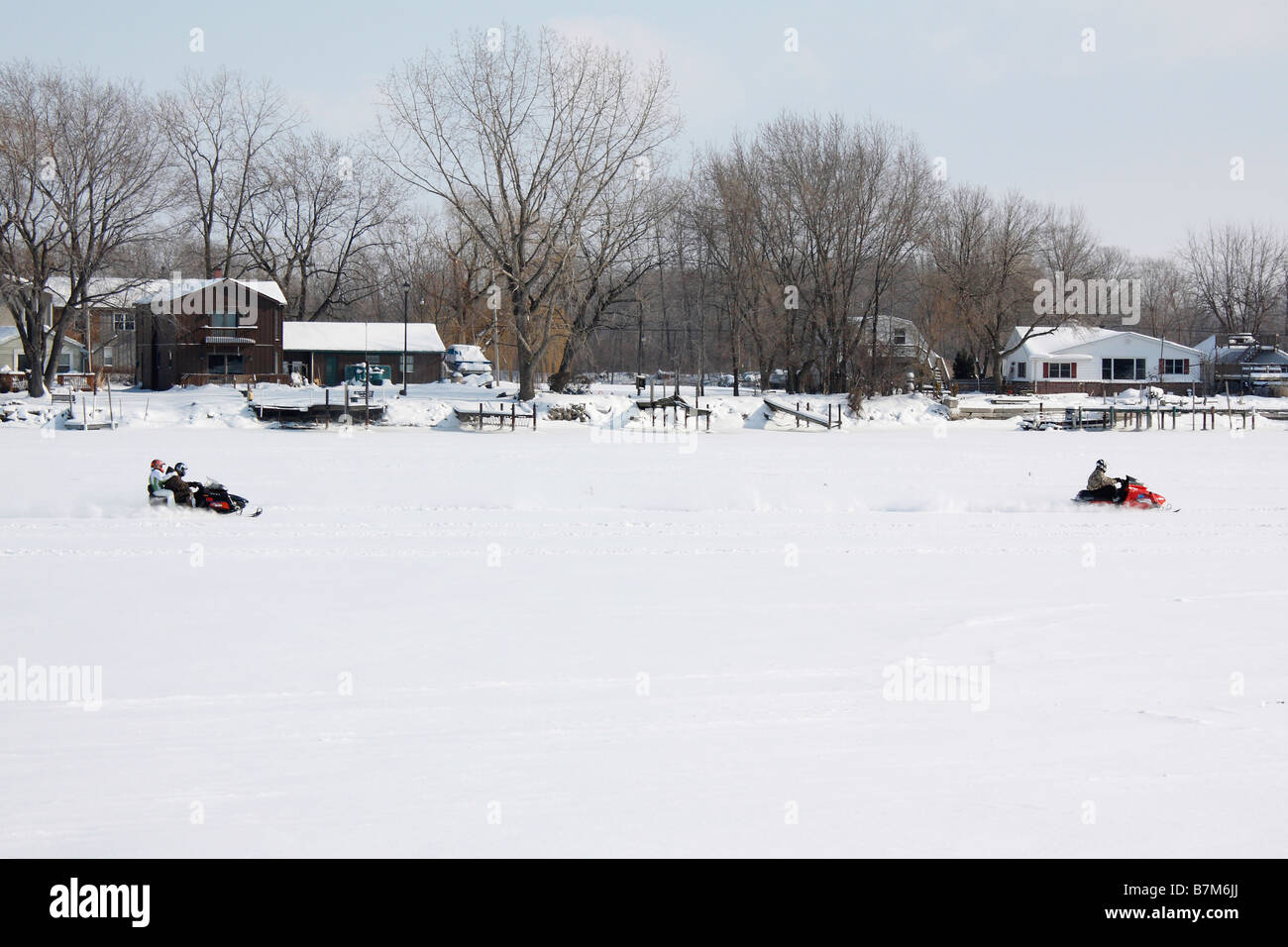 Un giovane pedala su una motoslitta su un lago bianco ghiacciato nell'Ohio, negli Stati Uniti, la vita quotidiana è solo un sacco di neve dall'alto, vista ad alta risoluzione Foto Stock