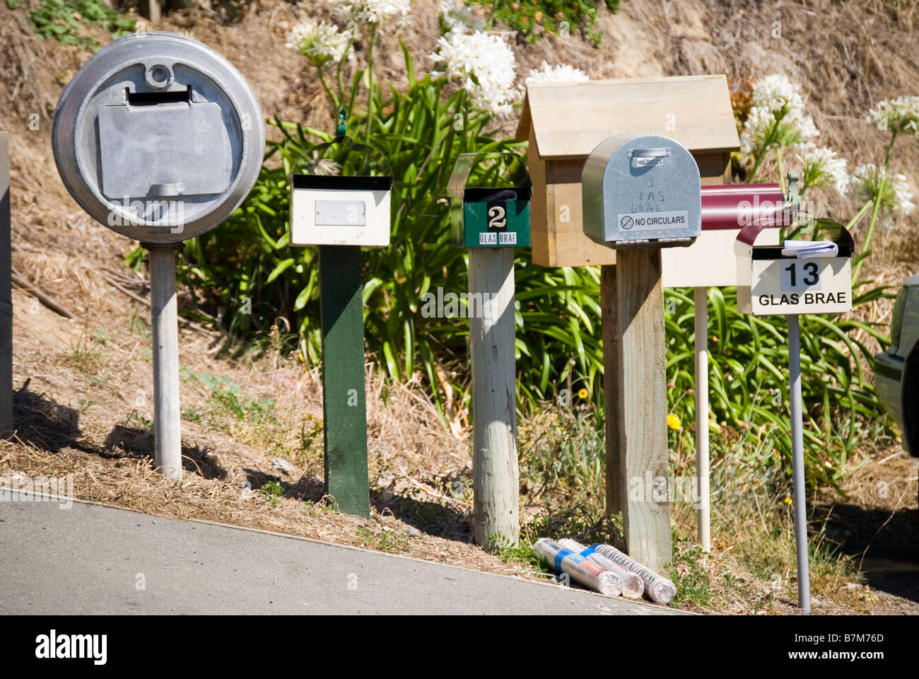 Fila di caselle delle lettere, governatori Bay, Lyttelton Harbour, Penisola di Banks, Canterbury, Nuova Zelanda Foto Stock