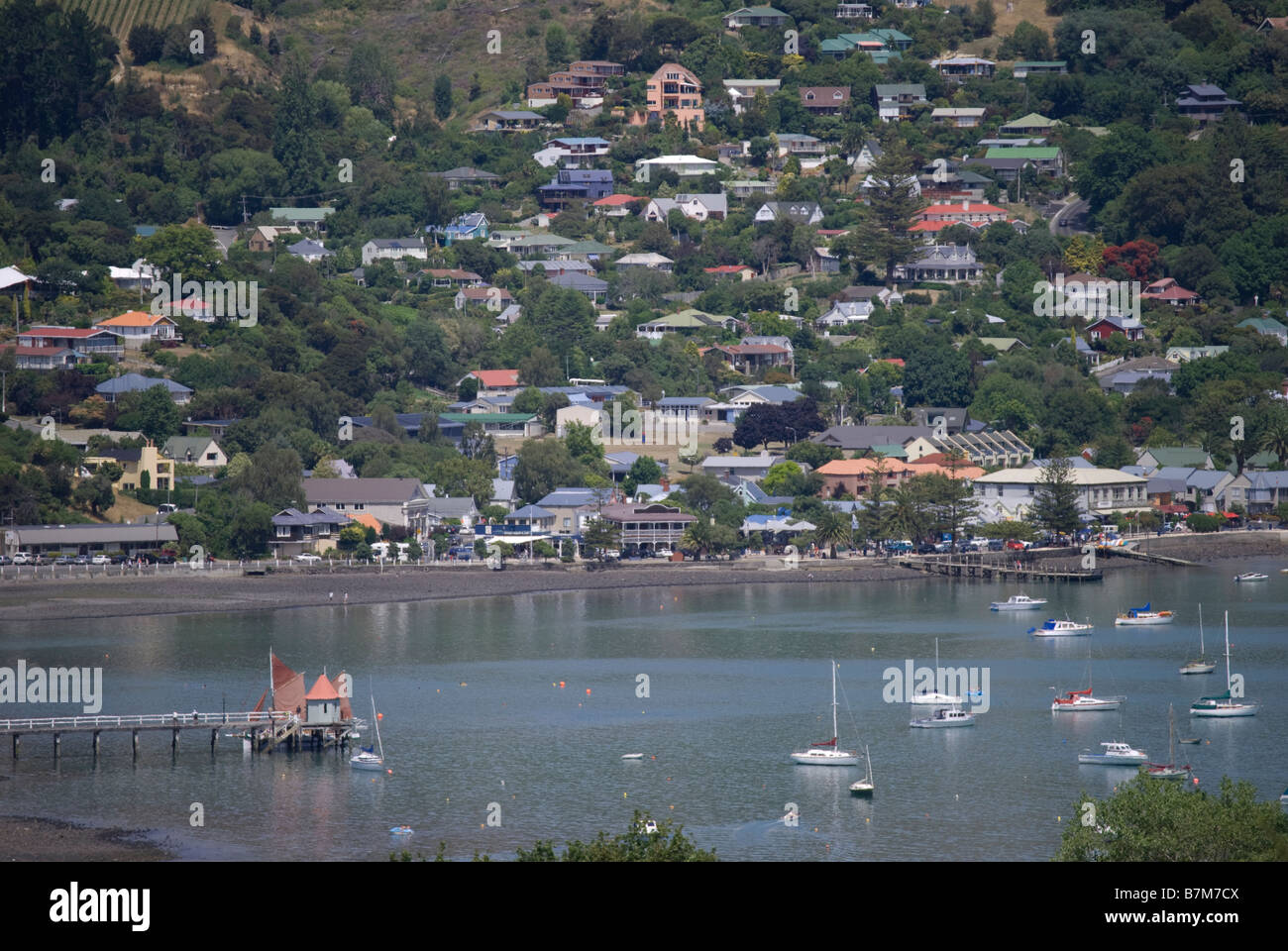 La vista del porto, Francese Bay, Akaroa, Penisola di Banks, Canterbury, Nuova Zelanda Foto Stock