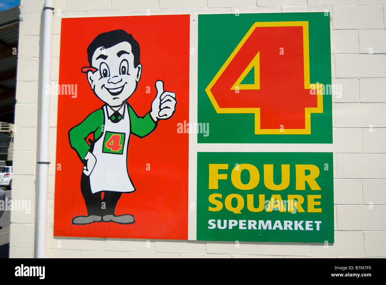 Quattro quadrati di supermercato segno, Rue Lavaud, Akaroa, Penisola di Banks, Canterbury, Nuova Zelanda Foto Stock