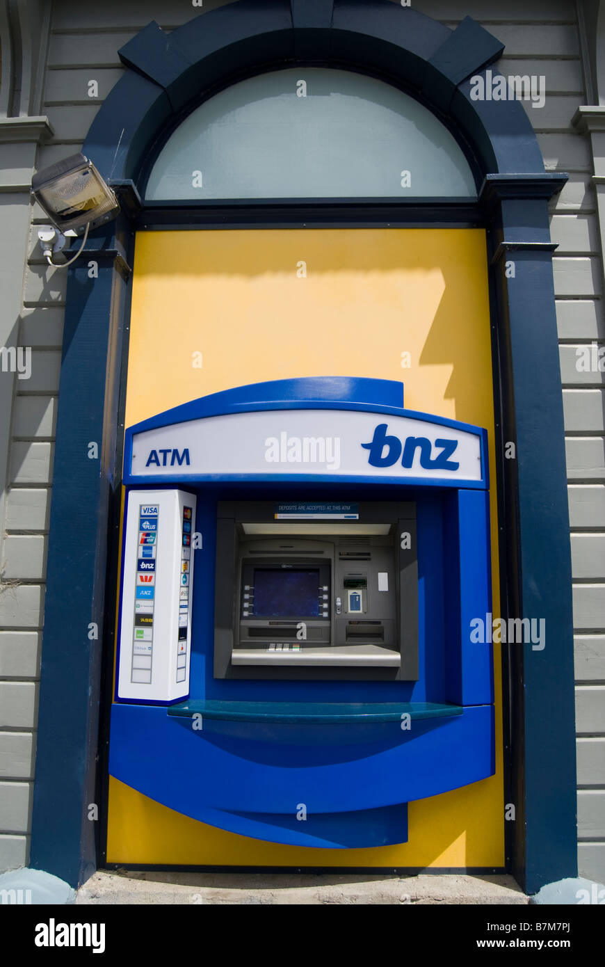 Cash dispenser, Banca di Nuova Zelanda Edificio, Rue Balguerie, Akaroa, Penisola di Banks, Canterbury, Nuova Zelanda Foto Stock