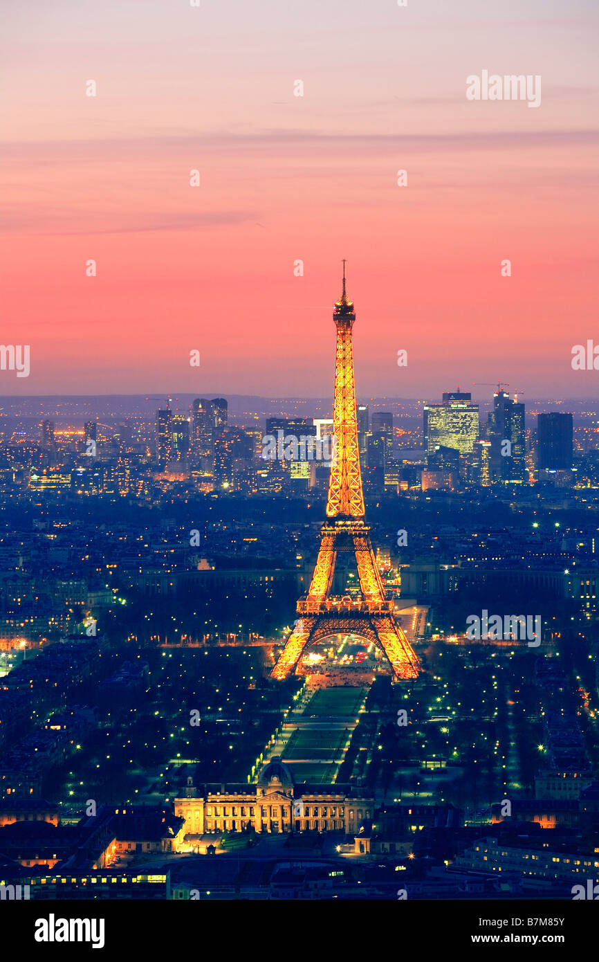 Parigi e la tour Eiffel al tramonto vista dalla Tour Montparnasse Foto Stock