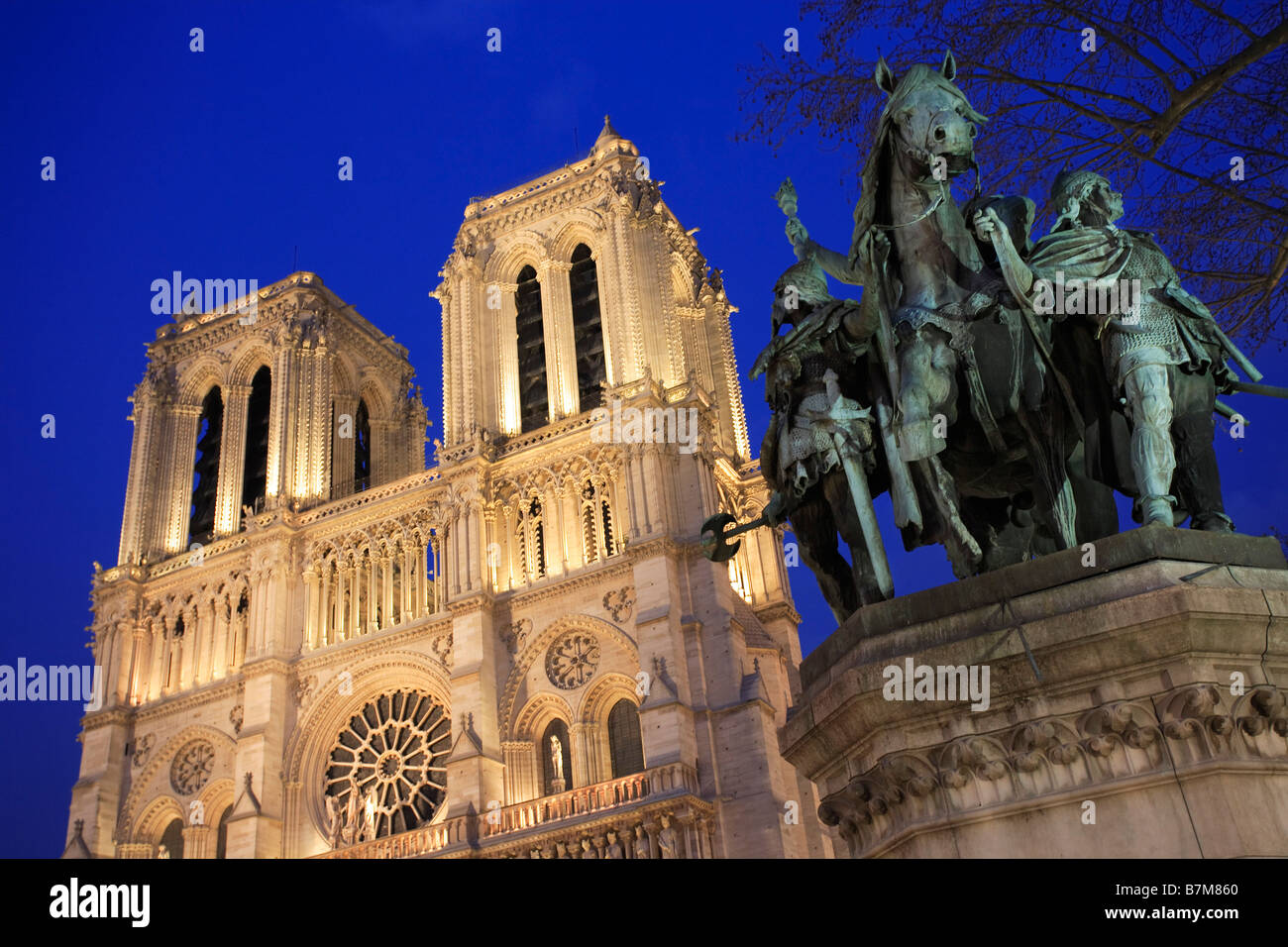 Cattedrale di NOTRE DAME DE PARIS DI NOTTE Foto Stock
