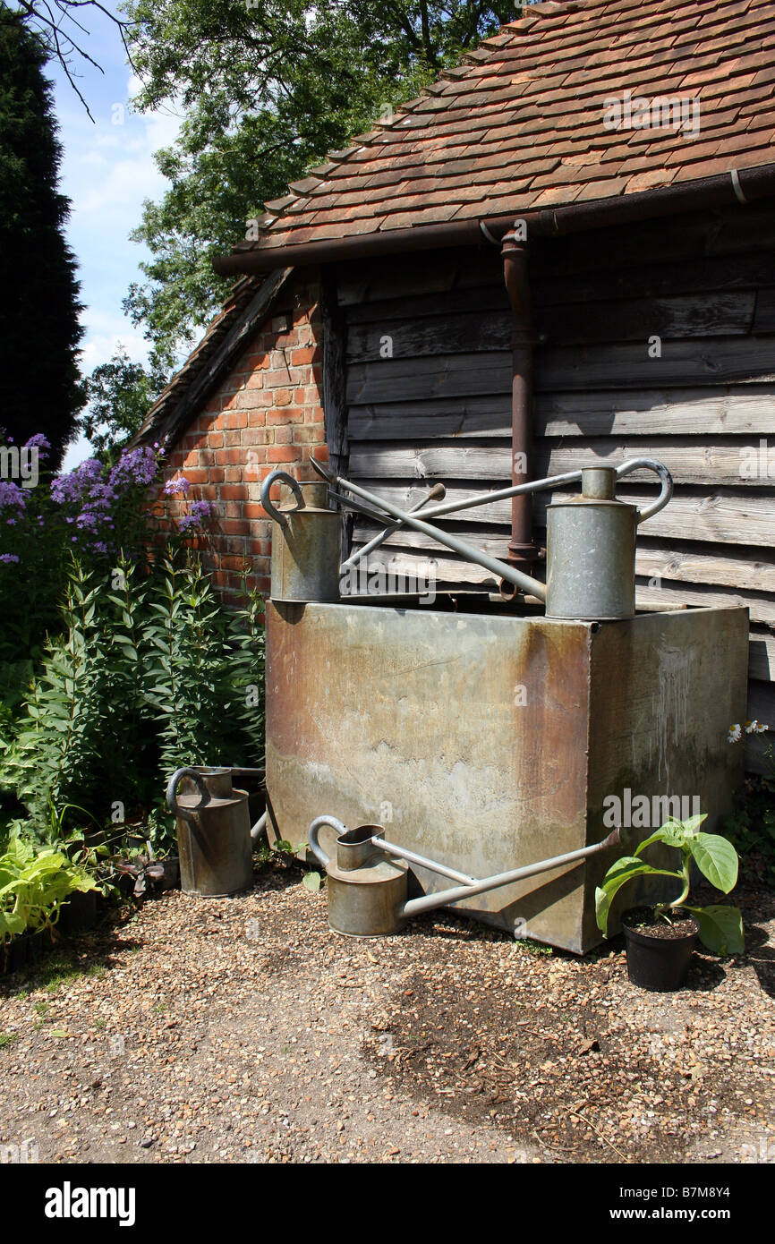 Un giardiniere'S SHED E PUNTO DI IRRIGAZIONE IN UN PAESE DI LINGUA INGLESE il giardino. Foto Stock