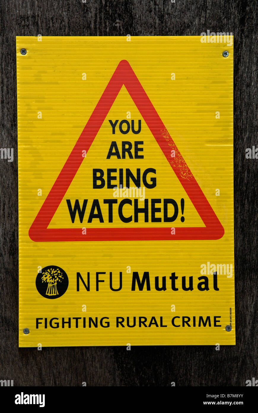 "Si sta per essere guardato' NFU segno reciproca su una proprietà farm, Aldeburgh, Suffolk, Regno Unito. Foto Stock