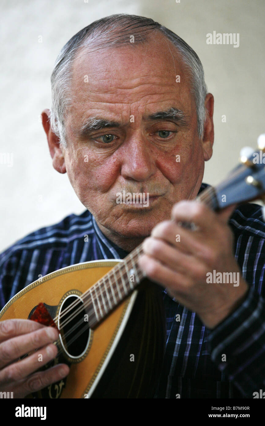 Musicista di Oriente discendenza europea gioca un mandolino, Winnipeg, Manitoba, Canada Foto Stock
