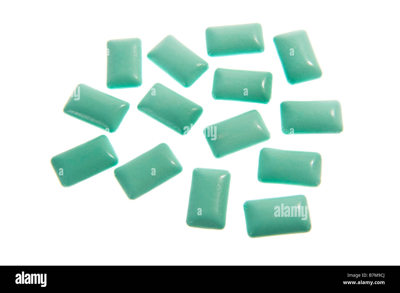 La gomma da masticare bubble gum grenn ciano blu su sfondo bianco pezzi jelly baby candy orsetti di gomma gomma gummi di menta romana fresca studi Foto Stock