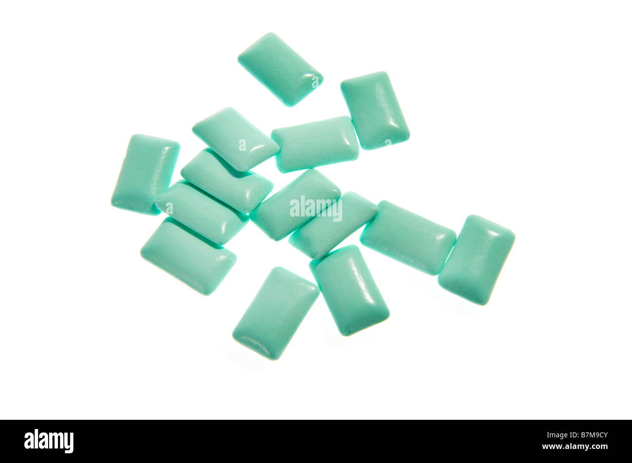 La gomma da masticare bubble gum verde blu ciano su sfondo bianco pezzi jelly baby candy orsetti di gomma gomma gummi di menta romana fresca Foto Stock