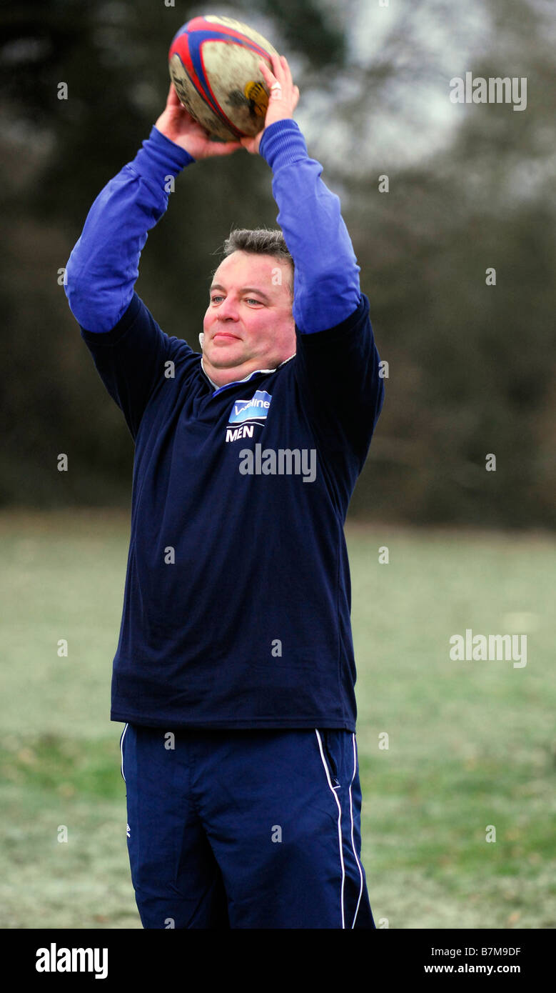 Uomo di prendere parte ad un rugby allenamento, Buckinghamshire REGNO UNITO Foto Stock