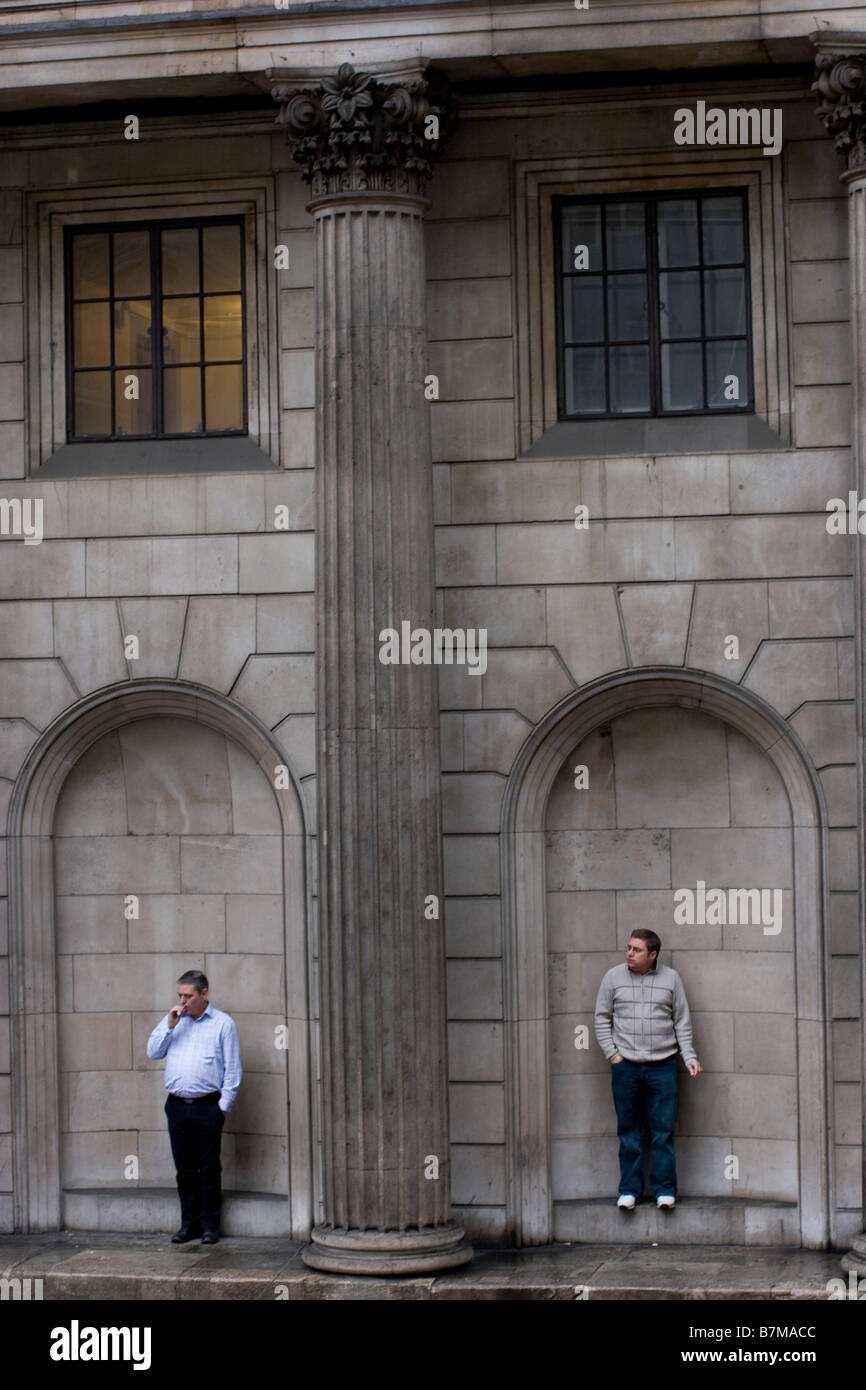 I fumatori riparo sotto le arcate della Bank of England threadneedle street Foto Stock