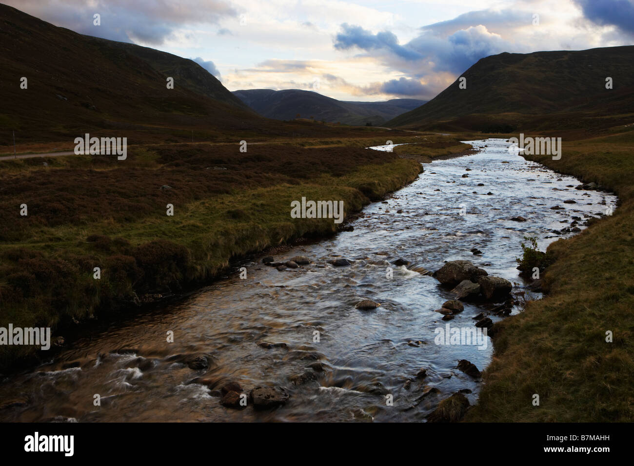 Clunie acqua che scorre attraverso Grampian Mountains al crepuscolo Aberdeenshire in Scozia Foto Stock