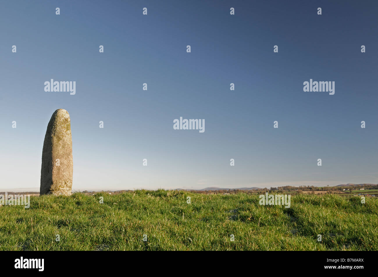 Kilgowen permanente tumulo di pietra monolito di granito in cima esker permanente di Kildare Irlanda cielo blu Foto Stock