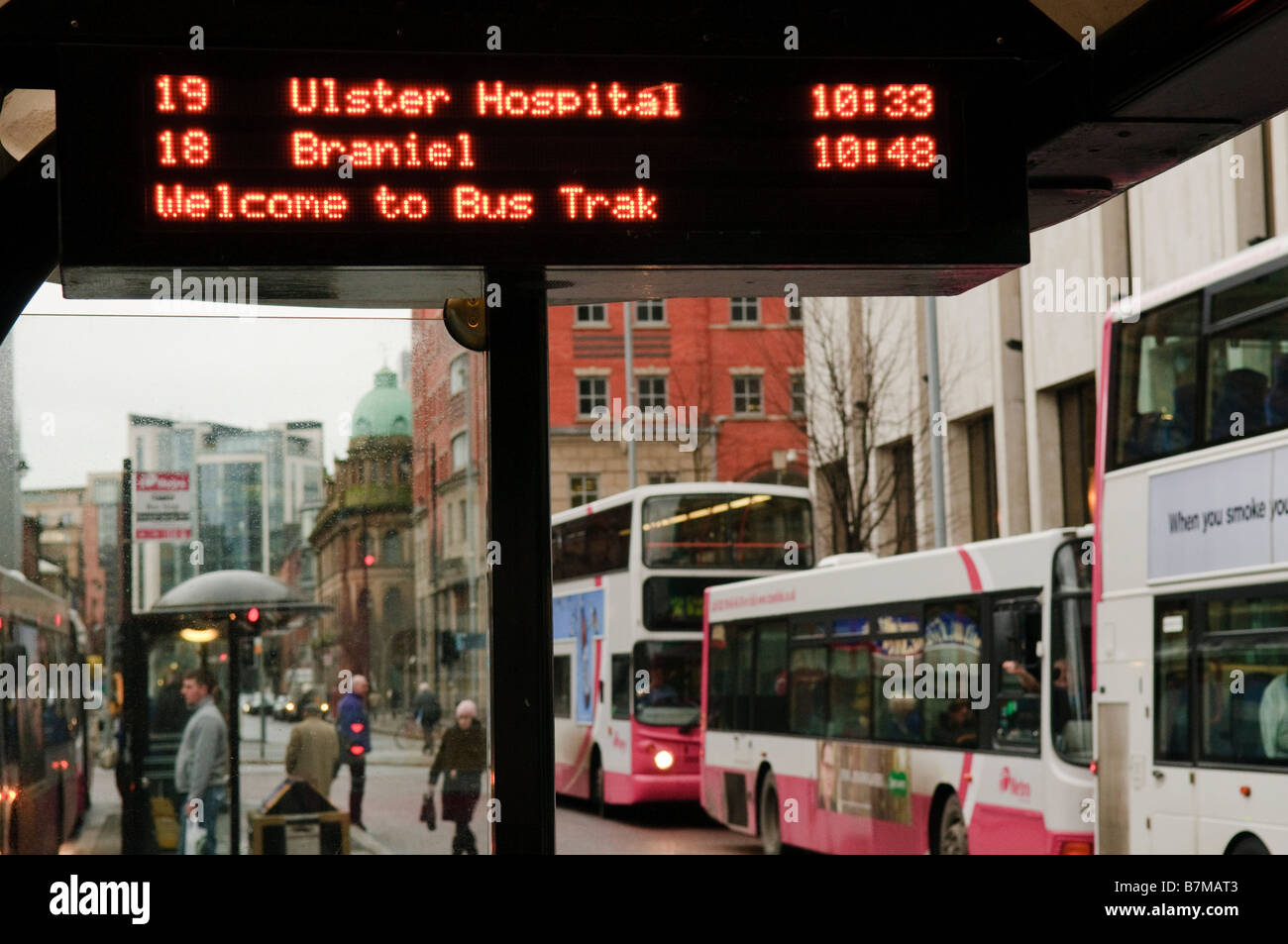 Metro/translink/citybus autobus schierate a Donegal Square West, Belfast con 'autobus Trak' display elettronico Foto Stock