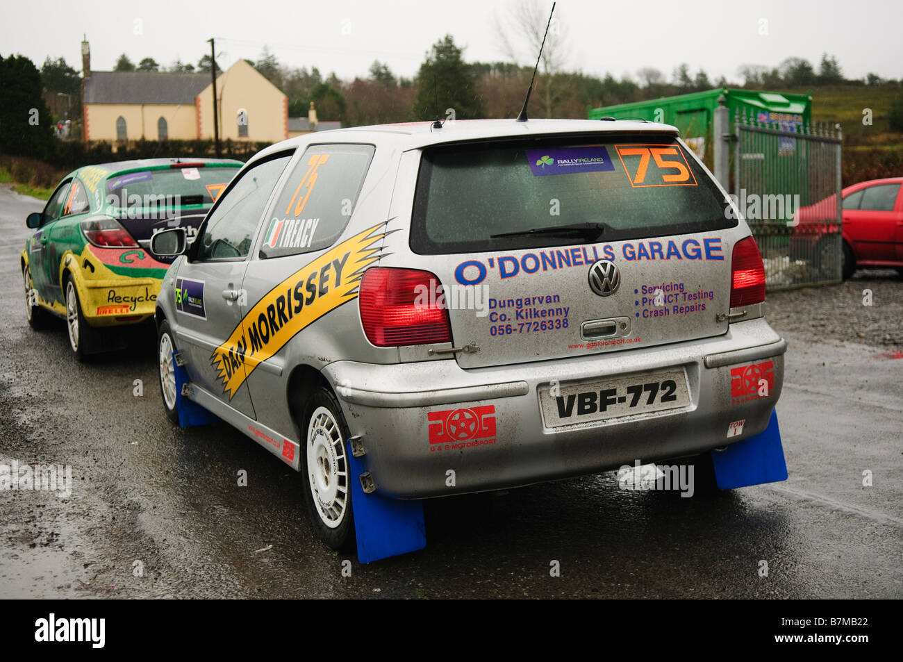 Rally Cars coda all inizio della fase al Rally Irlanda in heavy rain. Argento driver Polo Kenneth Treacy codriver Martin Comerford. Foto Stock
