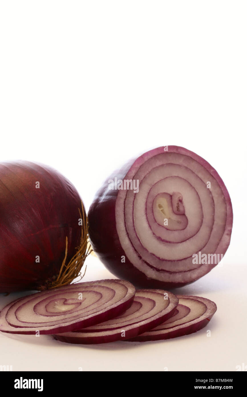 Le cipolle rosse tagliate a fette e intera Foto Stock