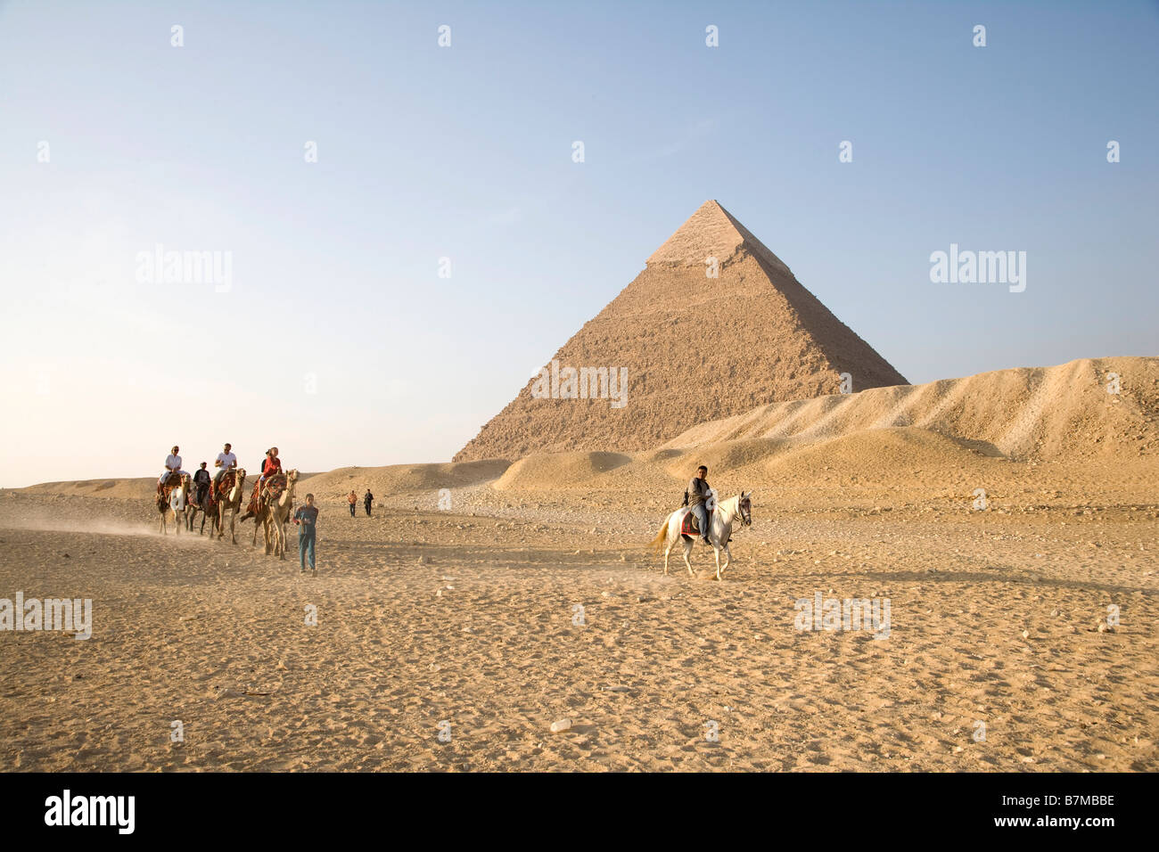 Piramidi, Giza, Egitto, sabbia, deserto, Caldo, Vacanza, Viaggi, Egiziani locali, turisti, Archeologia, civiltà antica UNESCO Foto Stock