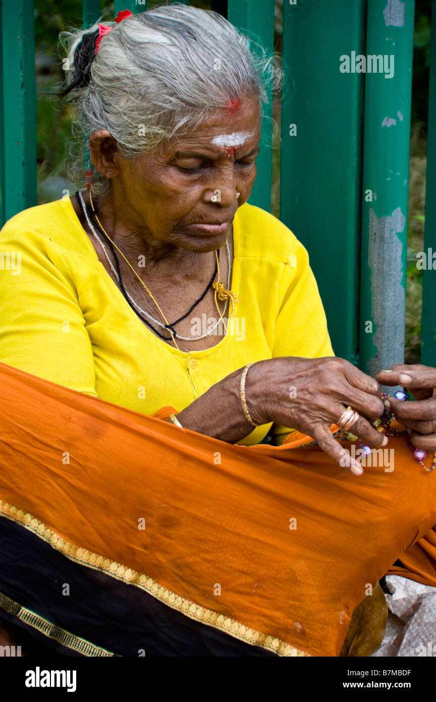 Donna indù di vendita gioielli al di fuori del Sri Veeramakaliamman tempio in Singapore Foto Stock