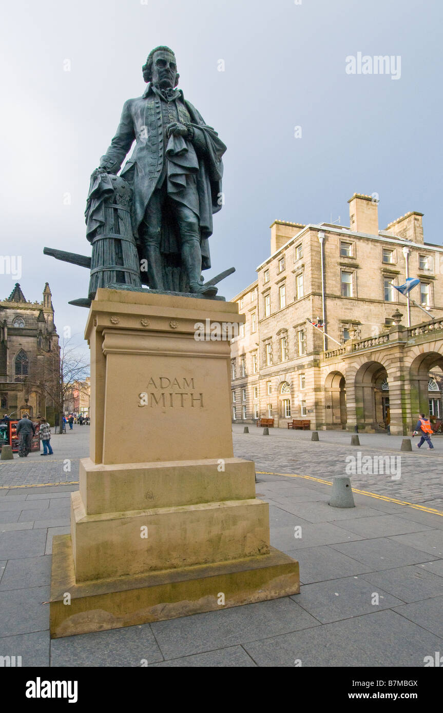 Statua di Adam Smith nel Royal Mile di Edimburgo Foto Stock