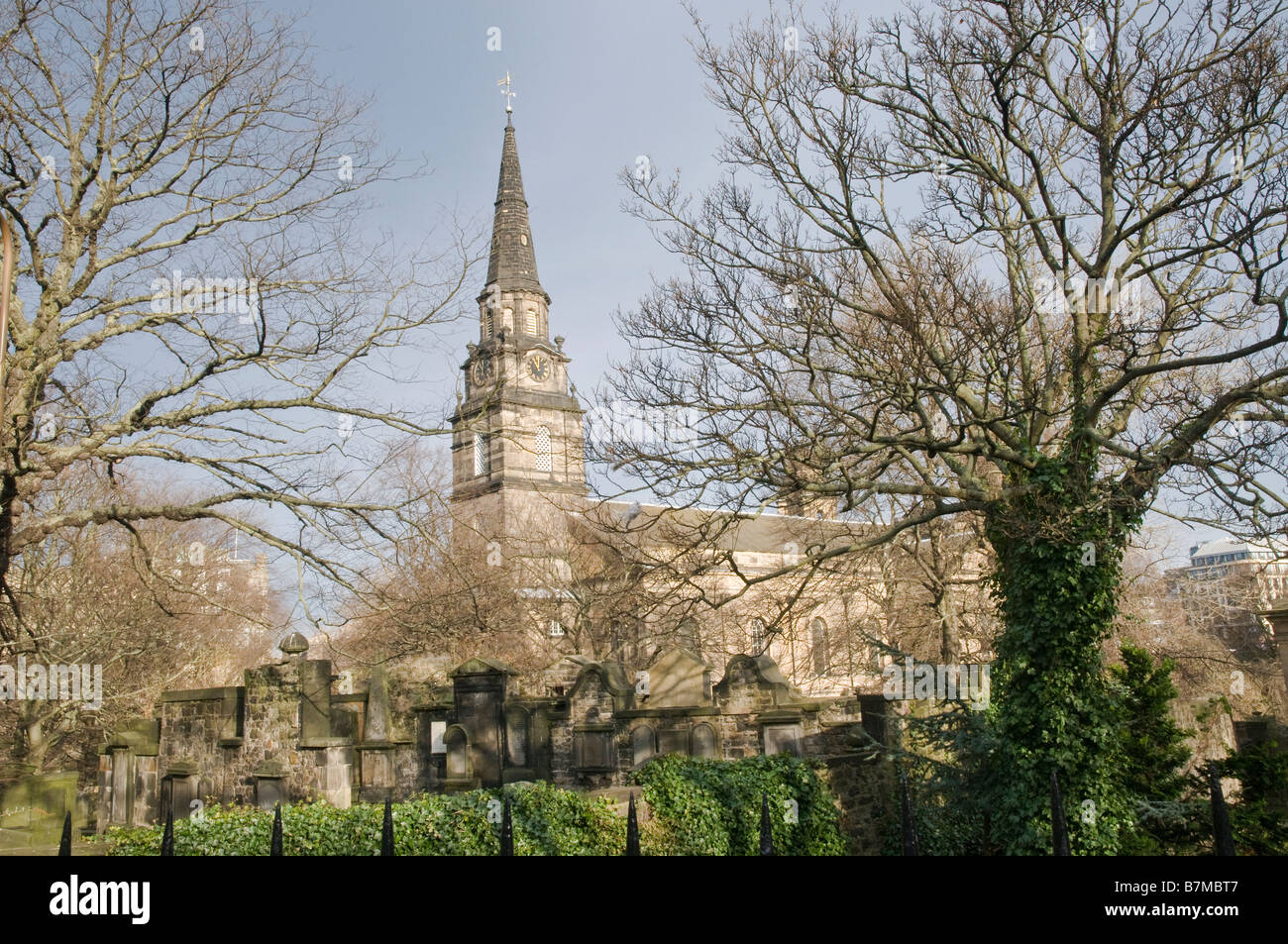 St Cuthbert's chiesa parrocchiale presso il West End di Princes Street Gardens, nel centro di Edimburgo. Foto Stock