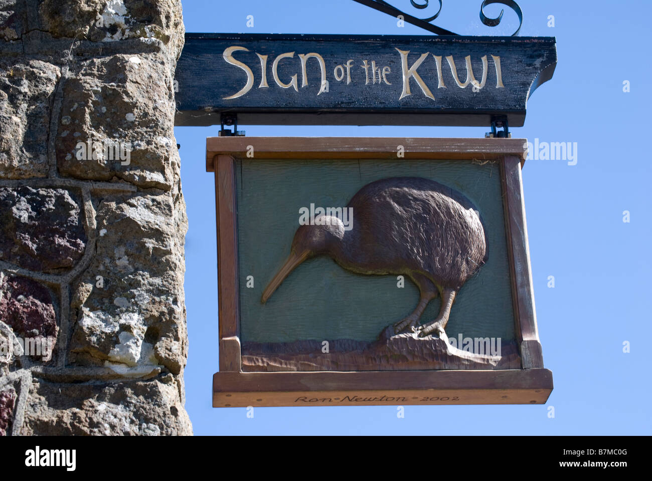 Cartello pubblicitario da appendere, segno della Kiwi, Port Hills, Christchurch, Canterbury, Nuova Zelanda Foto Stock
