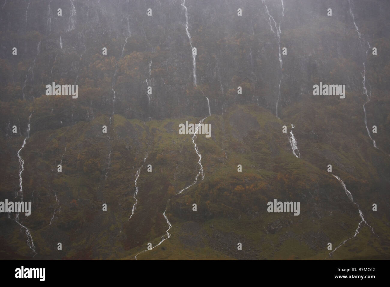 Al lato della montagna e ruscelli durante il maltempo e piogge guida sotto la pioggia Glen Coe Highlands della Scozia Foto Stock
