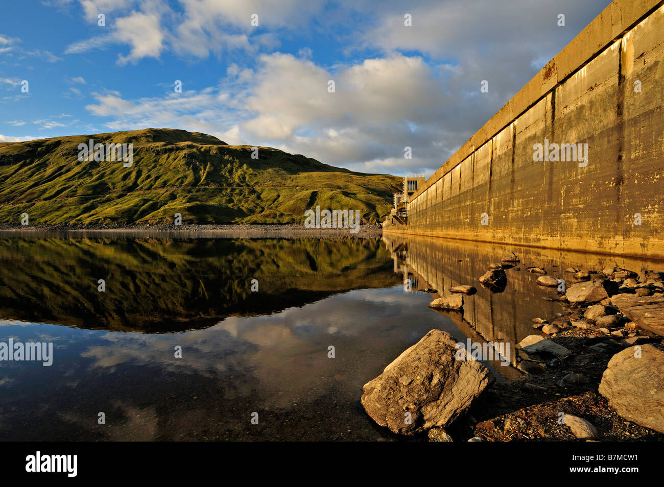 Idro Elettrica diga e serbatoio di Glen Lyon con riva di ghiaia e dorsale distanti Glen Lyon Perthshire Scozia UK Foto Stock