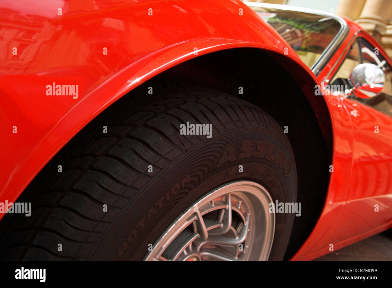 Il pneumatico e la ruota con curve su Ferrari Foto Stock