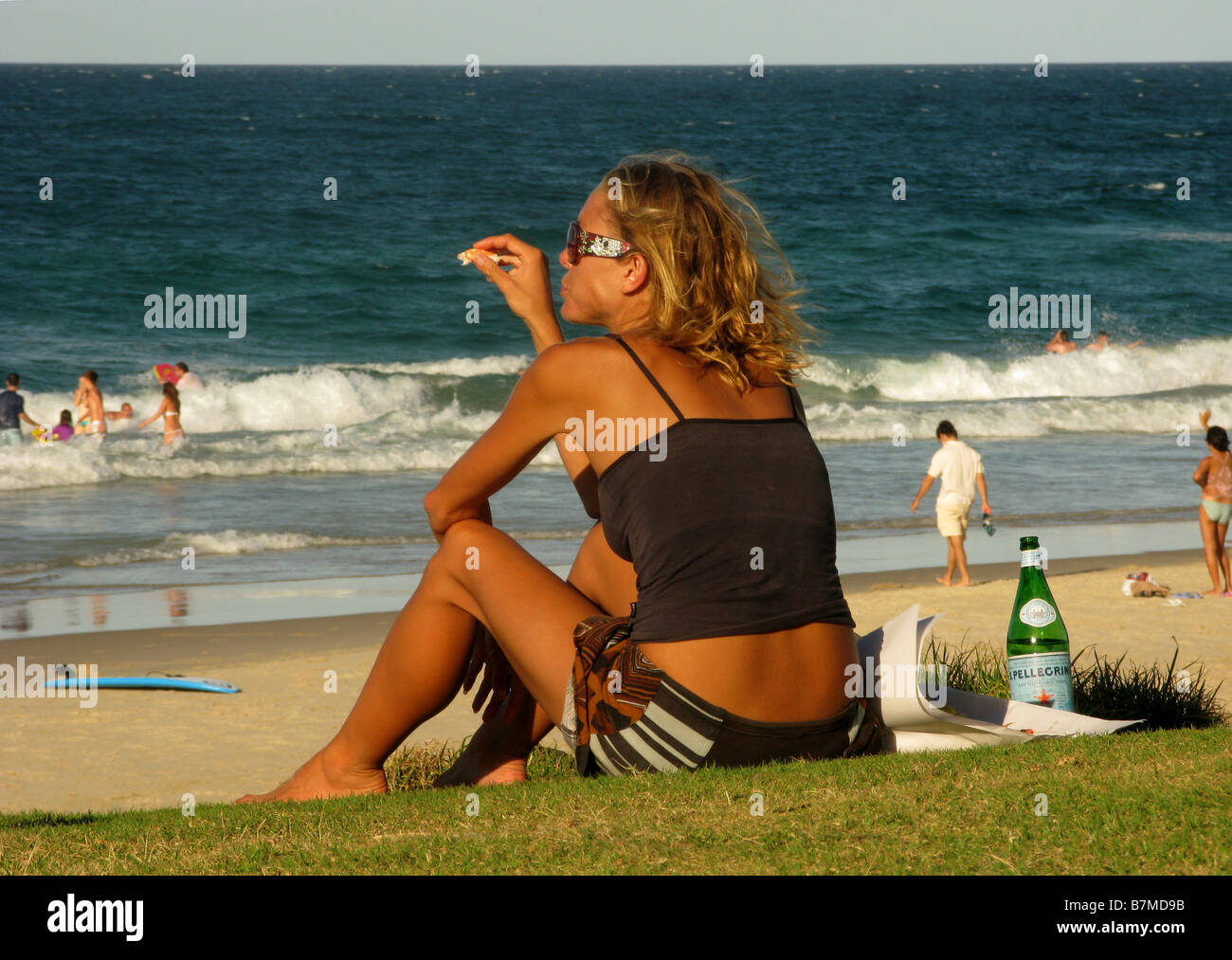 Giovane donna in spiaggia Byron Bay Australia Foto Stock