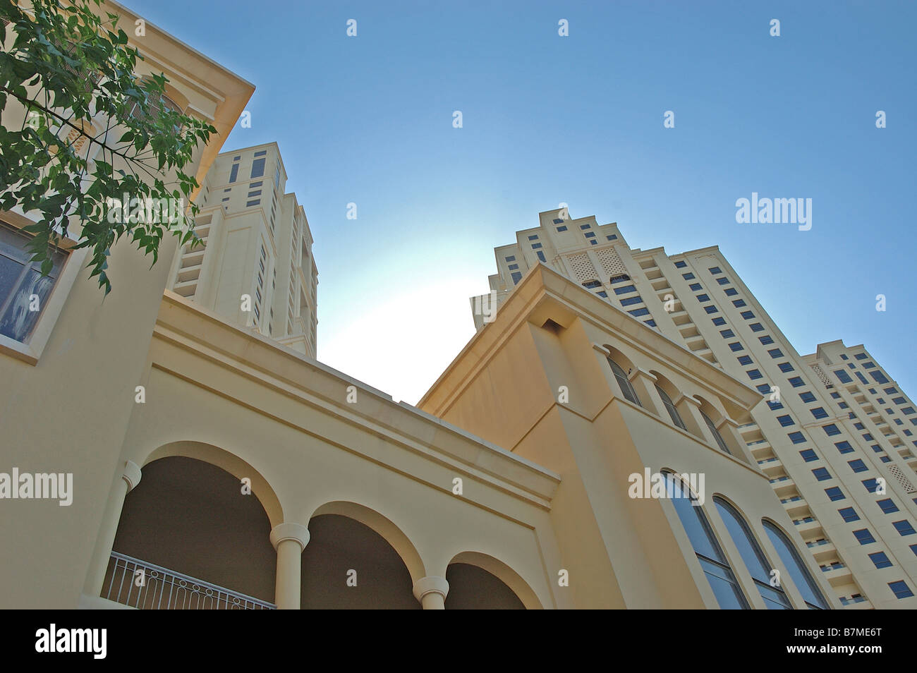 Alto edificio di appartamenti Appartamenti negozi ristoranti bar La Passeggiata Jumeirah Dubai Emirati Arabi Uniti Medio Oriente Foto Stock