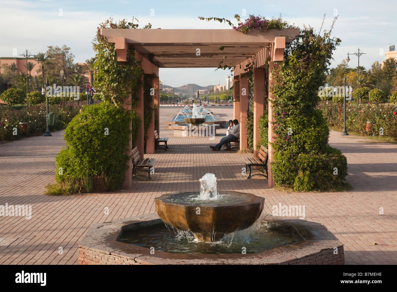 Marrakech marocco Nord Africa fontane e giardini di rose su Avenue Mohammed VI Foto Stock
