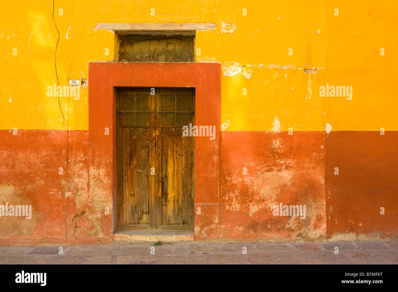 Porta e pareti di Adobe, Guanajuato, Messico Foto Stock
