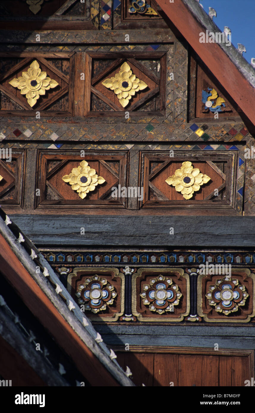 In legno intagliato frontone, Wat Nong Bua (Lotus Pond monastero) tempio buddista, Nan Provincia, Thailandia Foto Stock