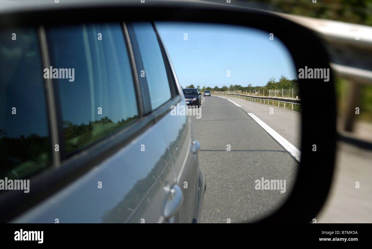 Autostrada visto in specchio auto Foto Stock