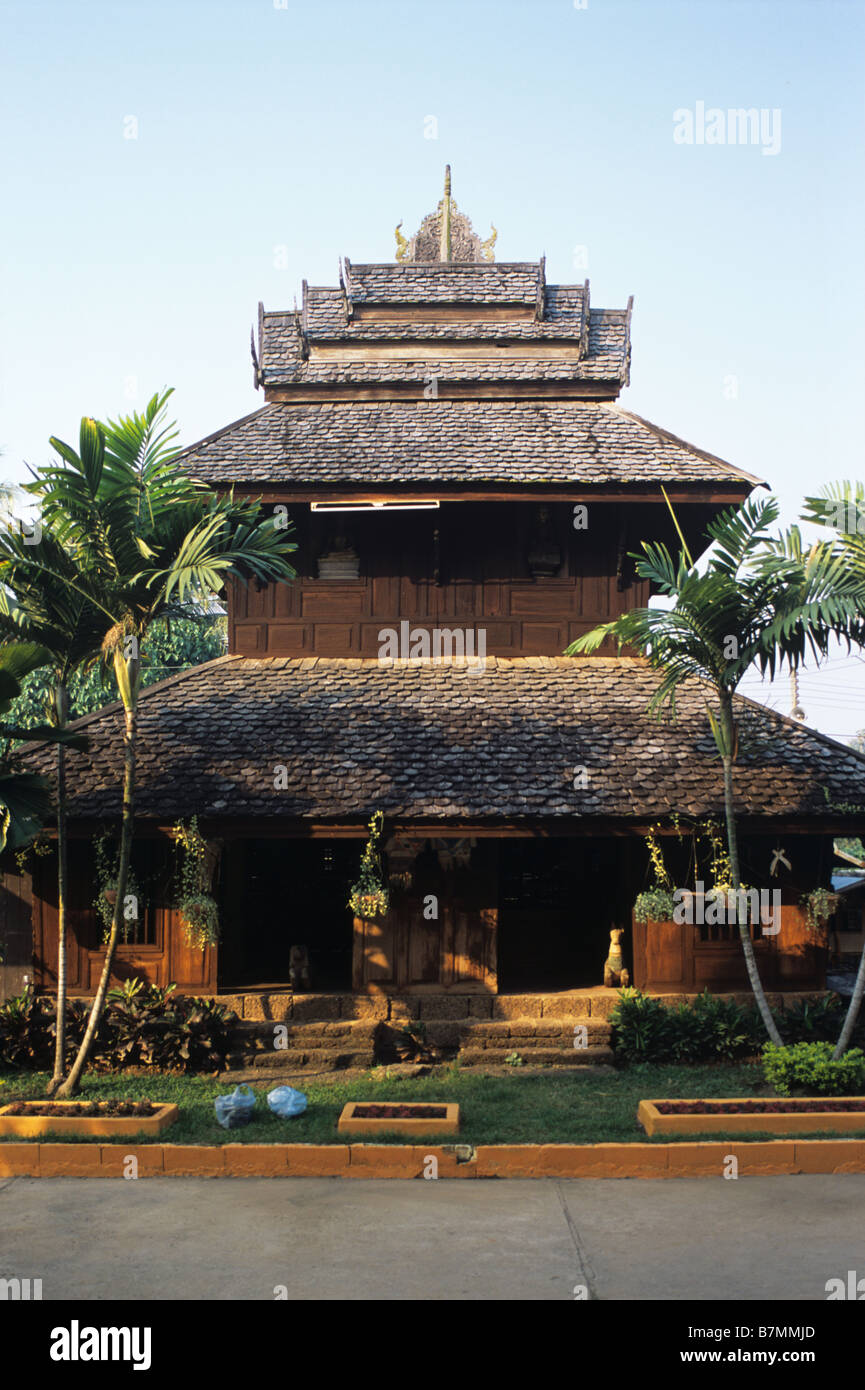 La scrittura in legno Pavilion ("Tripitaka'), la libreria o il repository, Wat Luang tempio buddista, Phrae, Thailandia del Nord Foto Stock