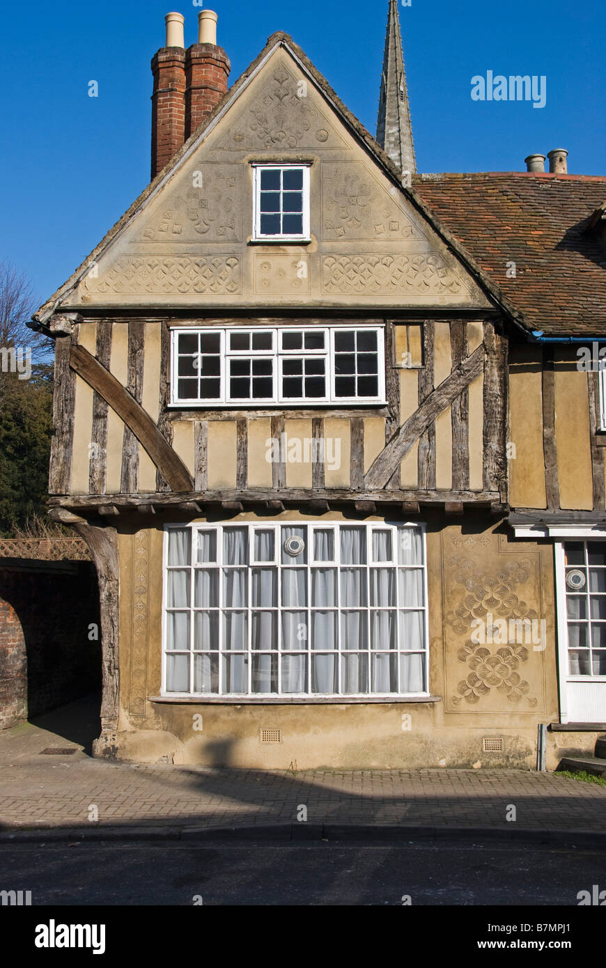 Zafferano Walden, Essex, Regno Unito. La parte anteriore di una casa medievale a graticcio, con una facciata a getti d'acqua e pargeting (intonaco ornamentale) Foto Stock