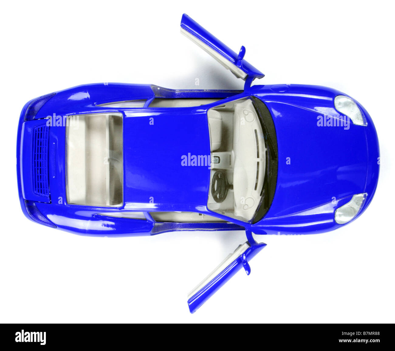 La vista di una grande vettura isolato su bianco Foto Stock