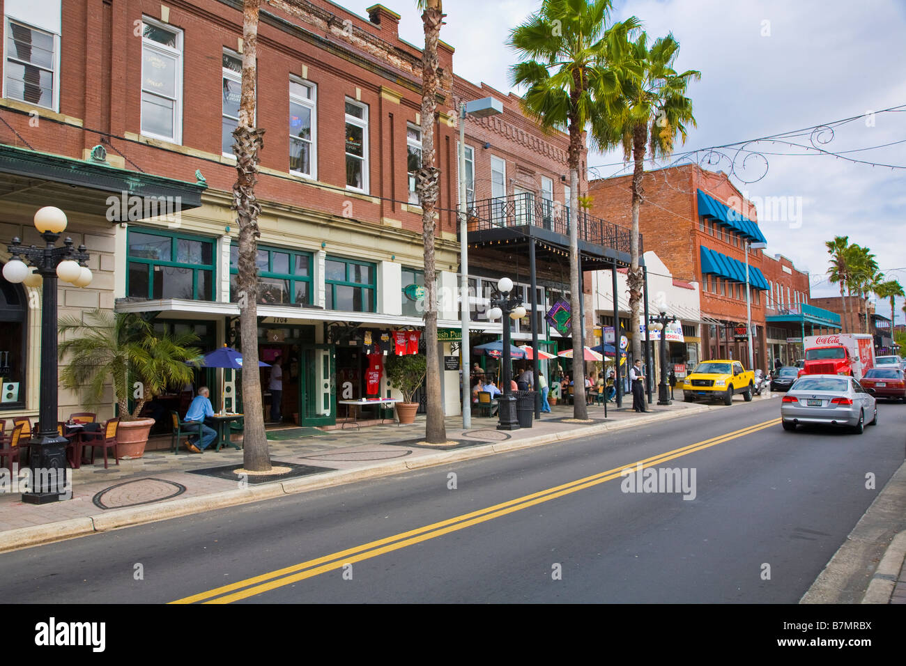 Settima Avenue nella storica Ybor City quartiere di Tampa Florida Foto Stock