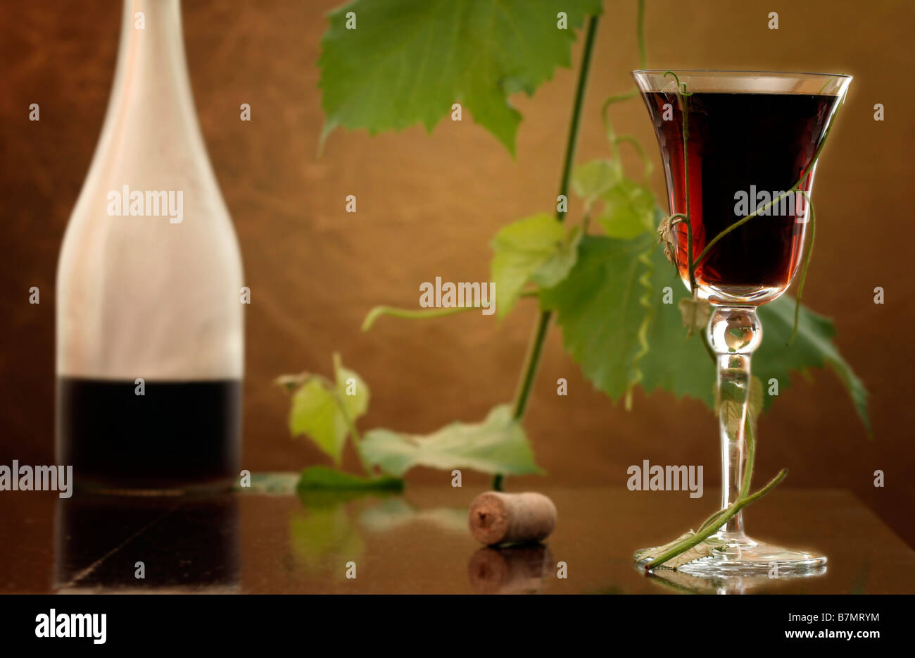 Vino rosso vetro contro lo sfondo classico Foto Stock