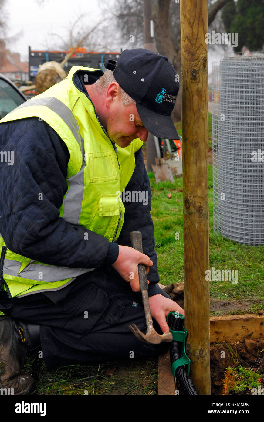 Paesaggio giardiniere mettendo tocchi di rifinitura per la piantagione di alberi per autorità locali il cui scopo è di impianto 1000 alberi in borough Foto Stock