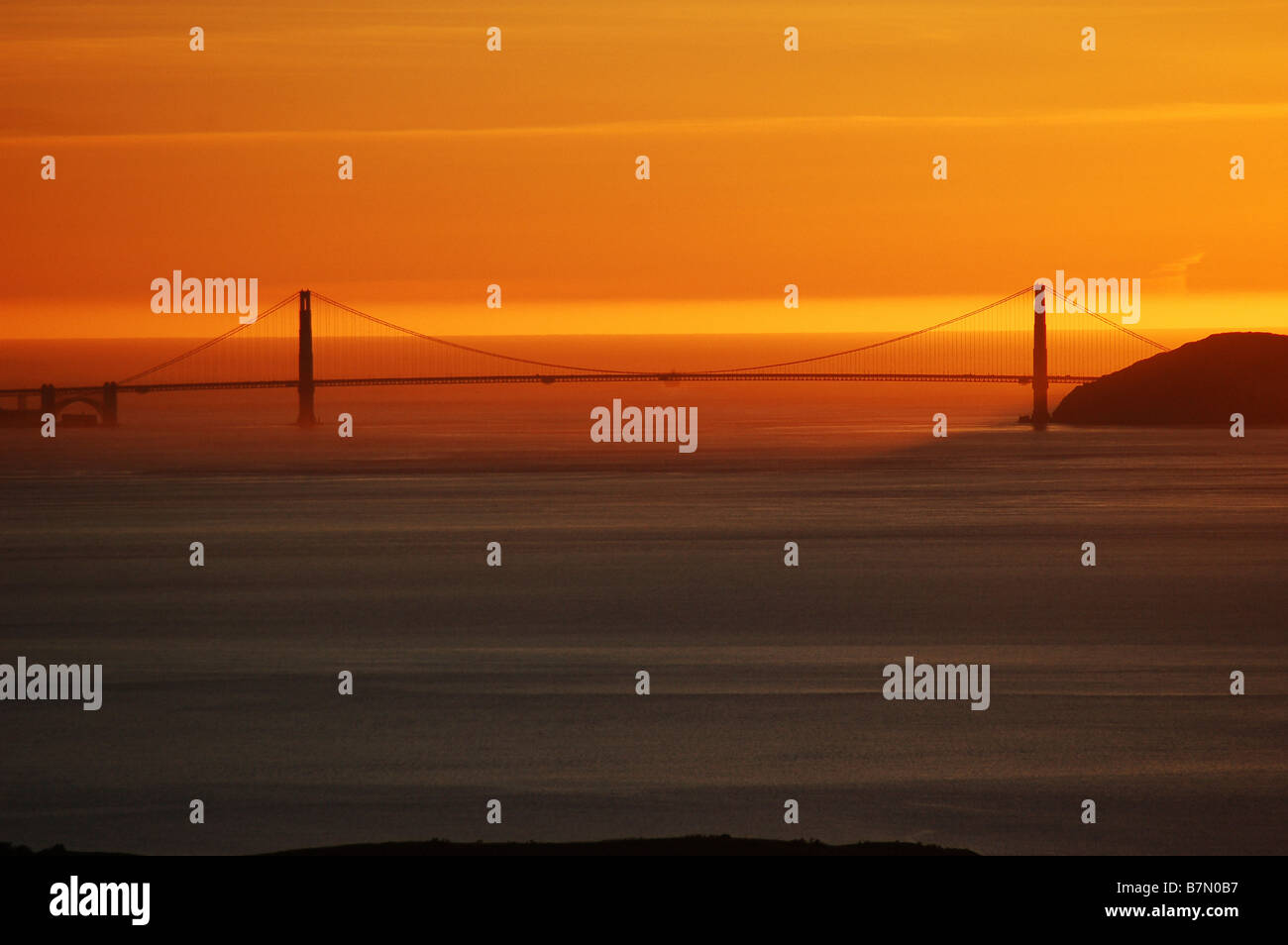 Tramonto dietro il Golden Gate Bridge di San Francisco, Stati Uniti d'America. Foto Stock