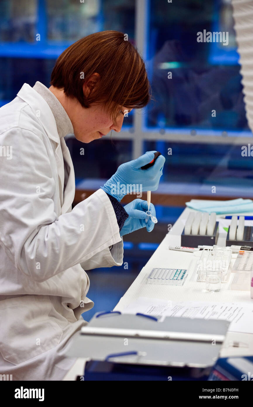 AstraZeneca ricerca laboratorio dedicato al lavoro su una cura per il morbo di Alzheimer in Södertälje in Svezia Foto Stock