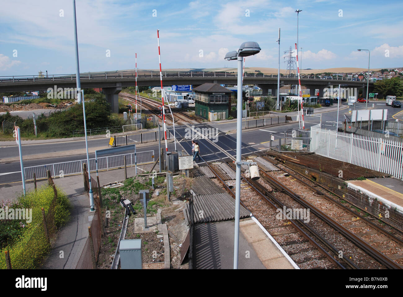 Passaggio a livello Newhaven Stazione dal ponte con la casella segnale partite di infrastrutture dual carriagway caos urbano Foto Stock