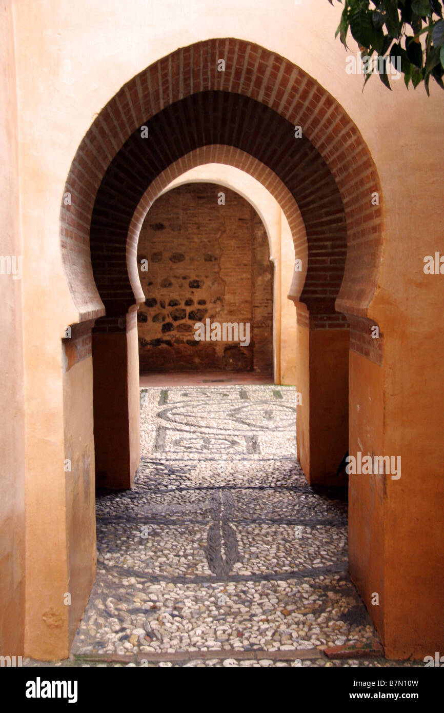 Moresco arcuata porta all'Alhambra Granada Spagna Foto Stock