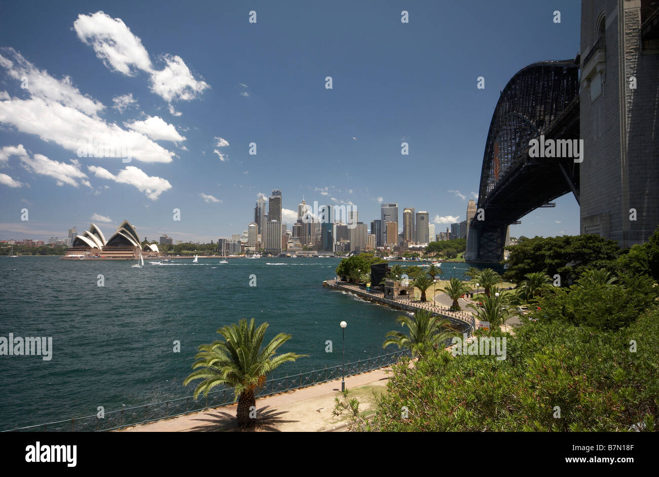 Vista del centro cittadino di Sydney , il Harbour Bridge e la Opera House di Kirribilli Foto Stock