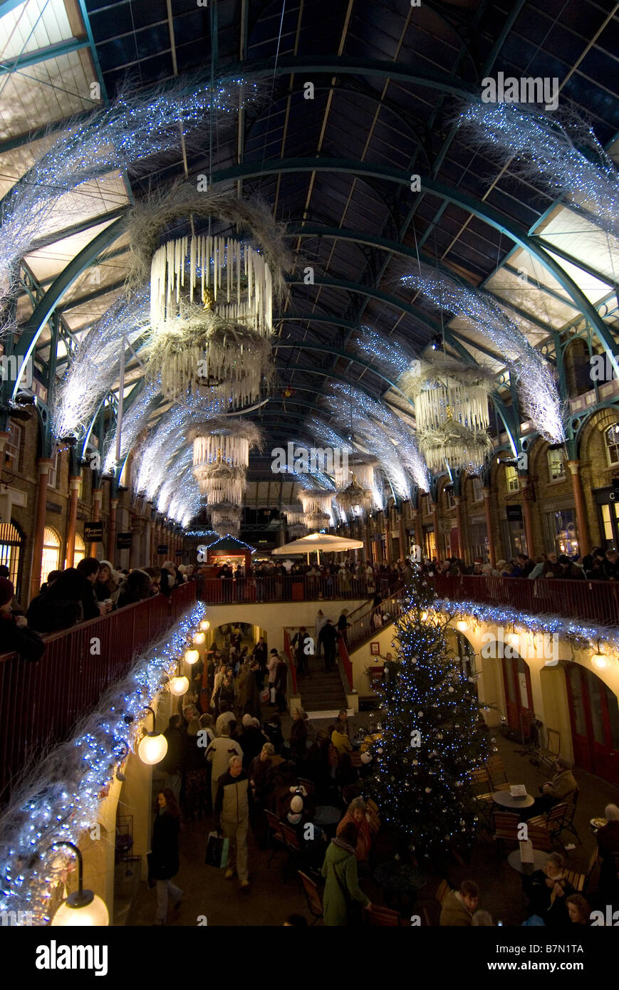 La notte di Natale mercato di Covent Garden London WC2 Inghilterra Foto Stock