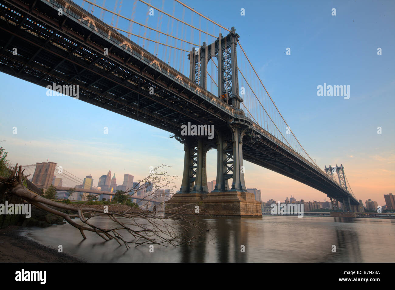 La mattina presto da Manhattan Bridge vista da Brooklyn con la Manhattan in background NY USA 2008 Foto Stock