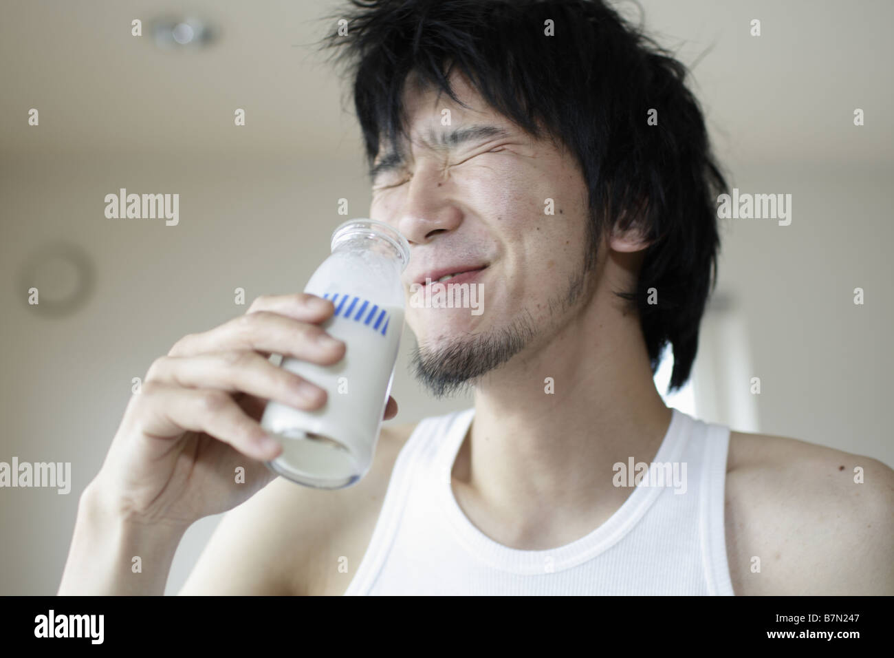 Uomo di bere un latte Foto Stock