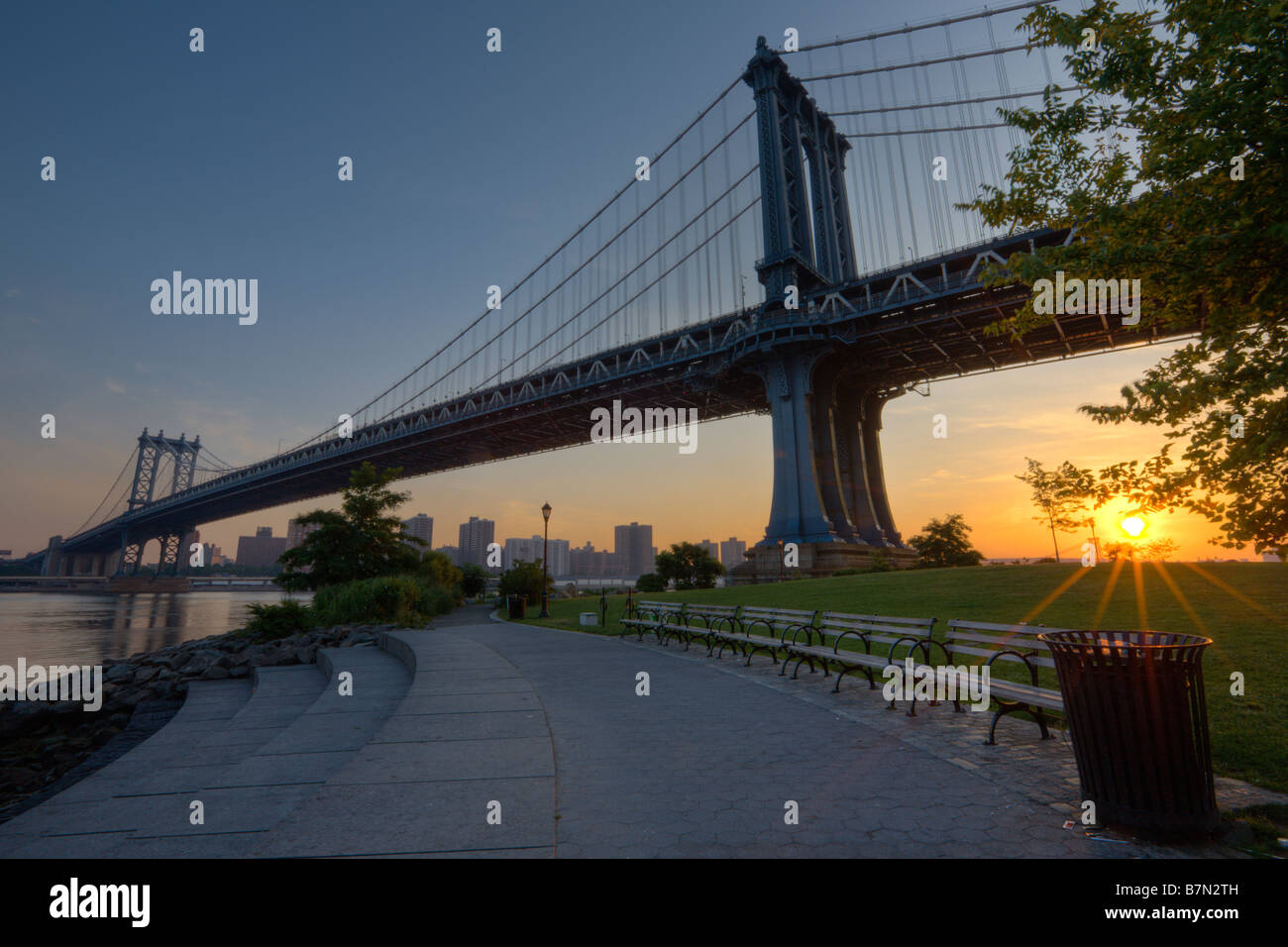 La mattina presto da Manhattan Bridge vista da Brooklyn con la Manhattan in background NY USA 2008 Foto Stock