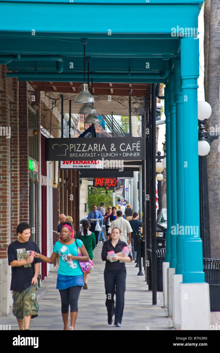 Settima Avenue nella storica Ybor City quartiere di Tampa Florida Foto Stock