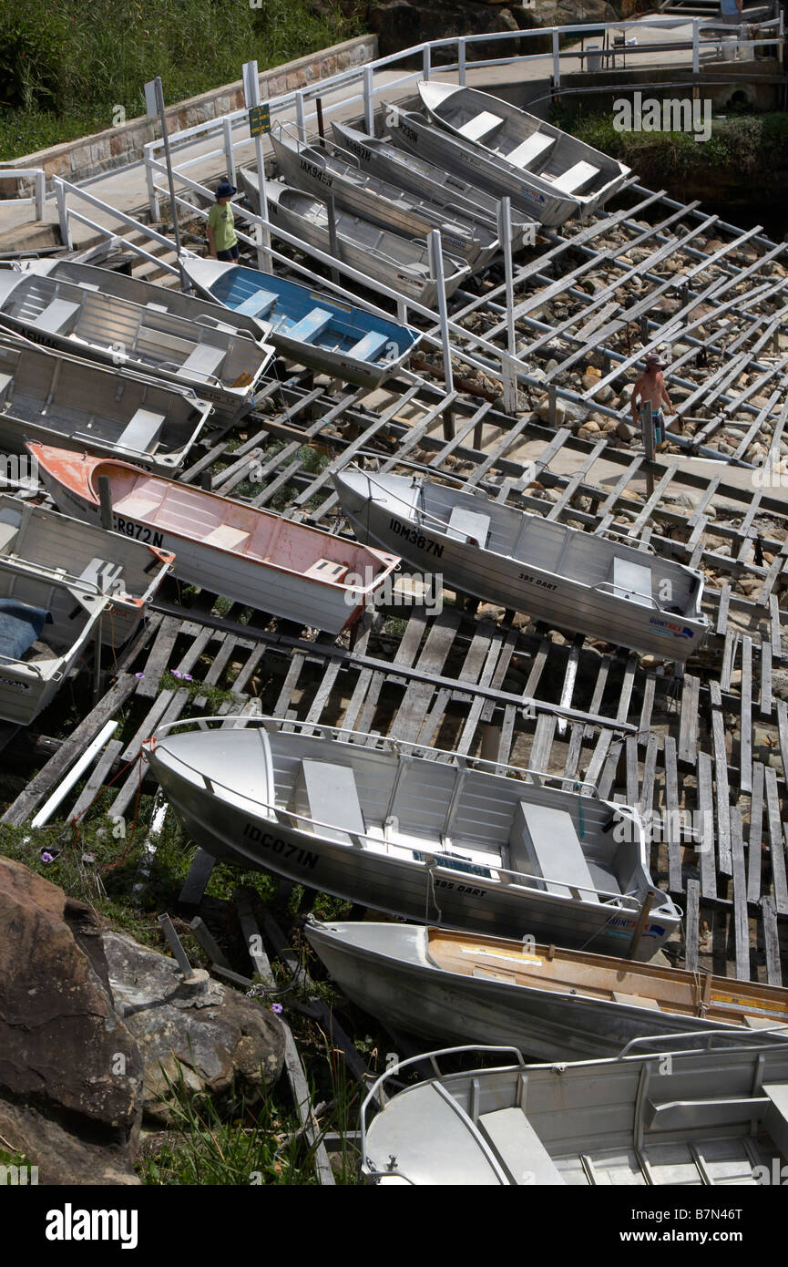 Barche da pesca al di fuori dell'acqua vicino Bronte Beach, Sydney Foto Stock